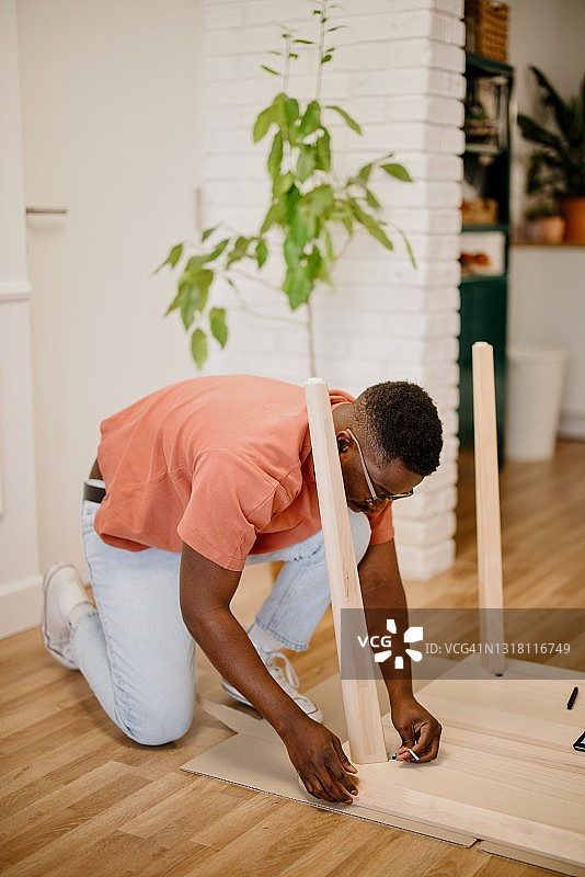 男人在家组装桌子图片素材