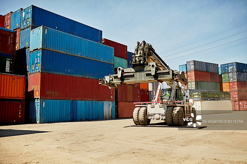 重型跨运车行驶在集装箱码头图片素材