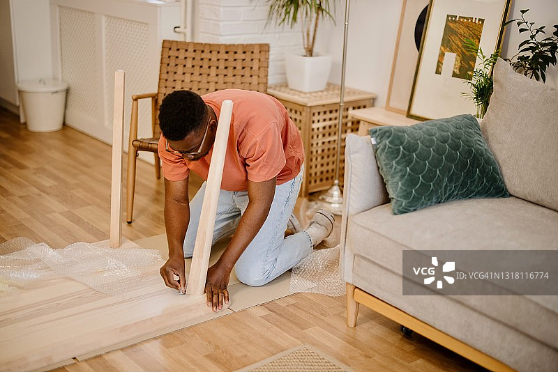 男人在家组装桌子图片素材