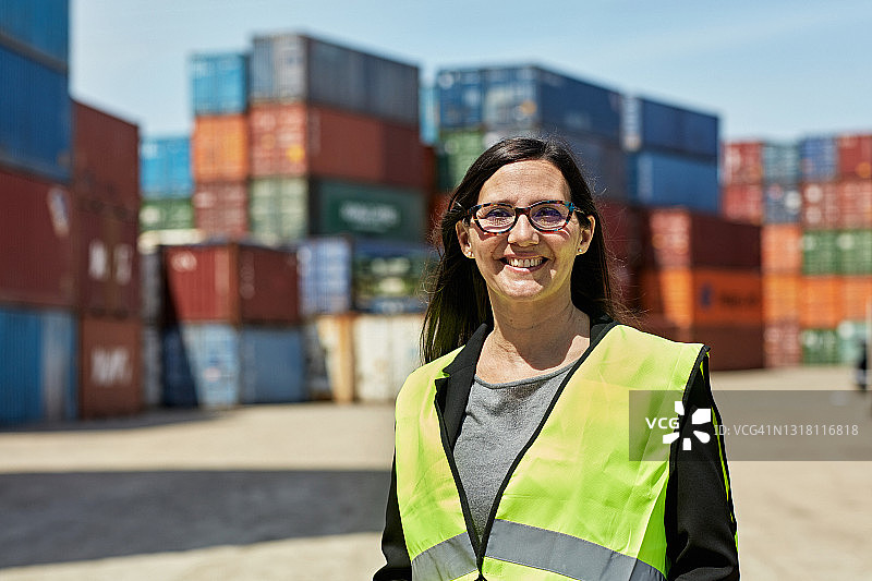 快乐的西班牙裔航运主管肖像图片素材