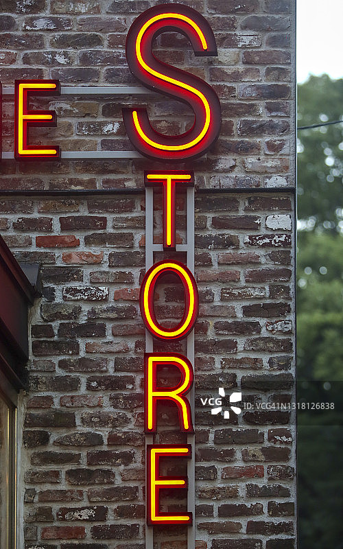砖墙上的电器商店标志图片素材