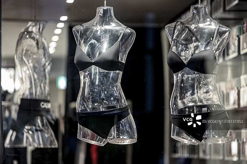 透明人体模型上的内衣图片素材