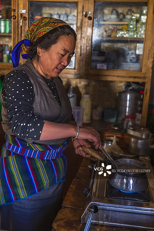 尼泊尔上木斯塘藏族妇女备餐图片素材