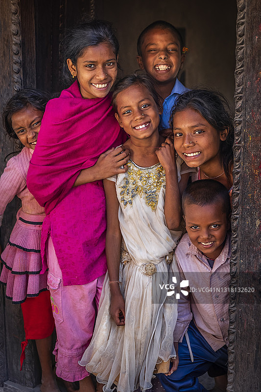 在巴德岗杜巴广场附近玩耍的尼泊尔儿童图片素材