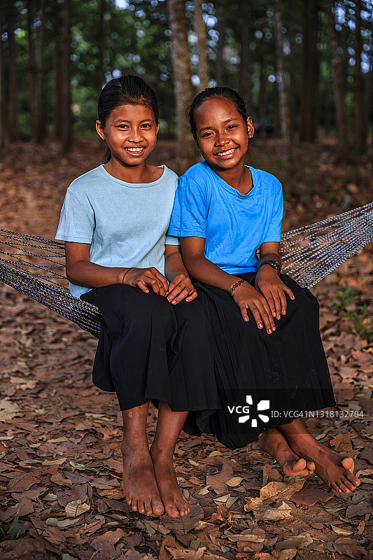 在柬埔寨暹粒附近吊床上休息的柬埔寨女孩图片素材