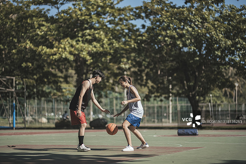 一对亚洲夫妇在打篮球图片素材