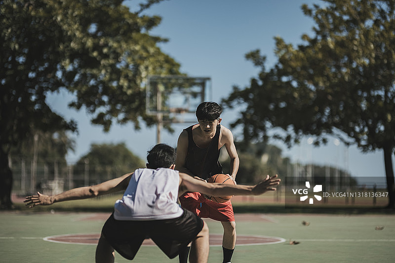 和朋友一起打篮球图片素材