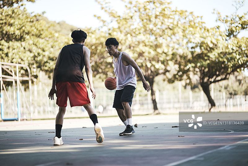 和朋友一起打篮球图片素材