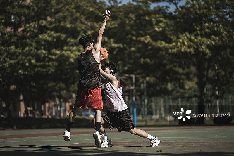和朋友一起打篮球图片素材
