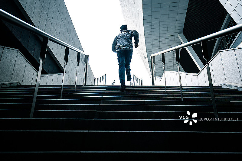 跑上楼梯的年轻人图片素材