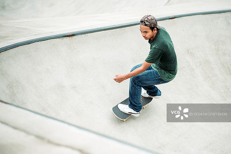 在滑板公园玩滑板的亚洲男人图片素材