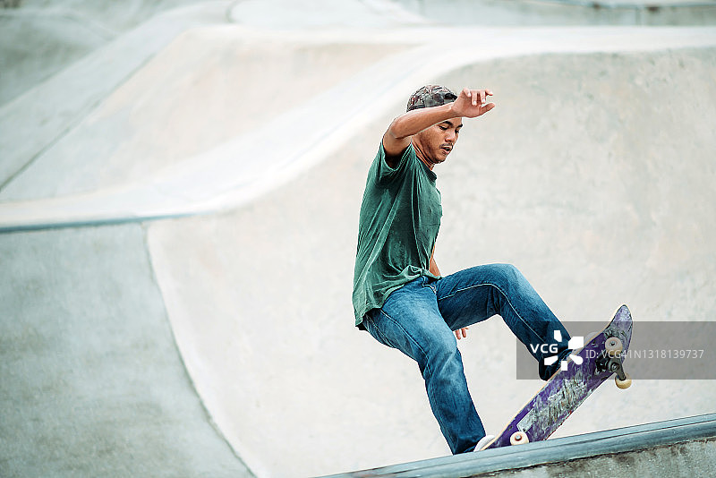 在滑板公园玩滑板的亚洲男人图片素材