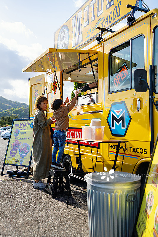 母亲和儿子从餐车购买午餐图片素材