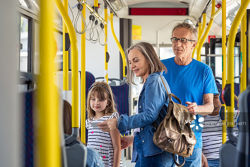 祖父母带孙女乘坐巴士旅行图片素材