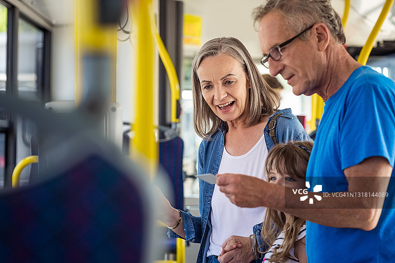 祖父母带孙女乘坐公交车图片素材