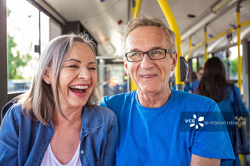 快乐的老年夫妇乘坐公共汽车旅行图片素材