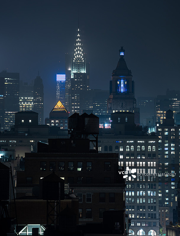 雾中远眺克莱斯勒大厦和曼哈顿中城图片素材