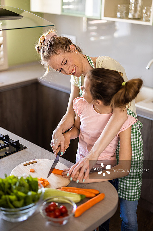 母女在厨房切菜图片素材