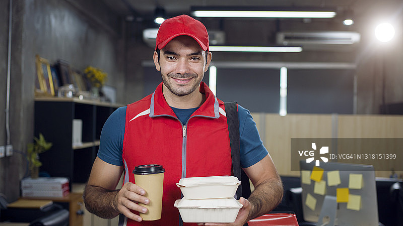 英俊的年轻男子送外卖图片素材