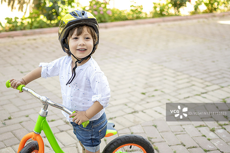 可爱男孩骑自行车图片素材