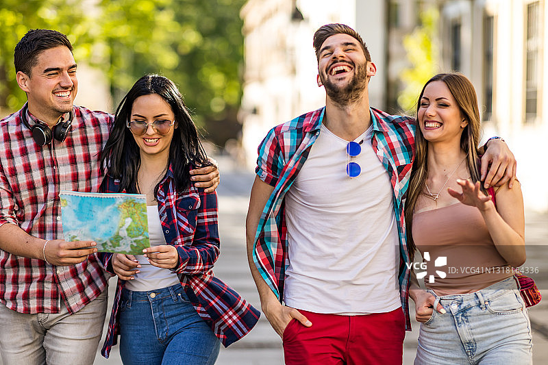 快乐的游客探索旅游目的地城市图片素材