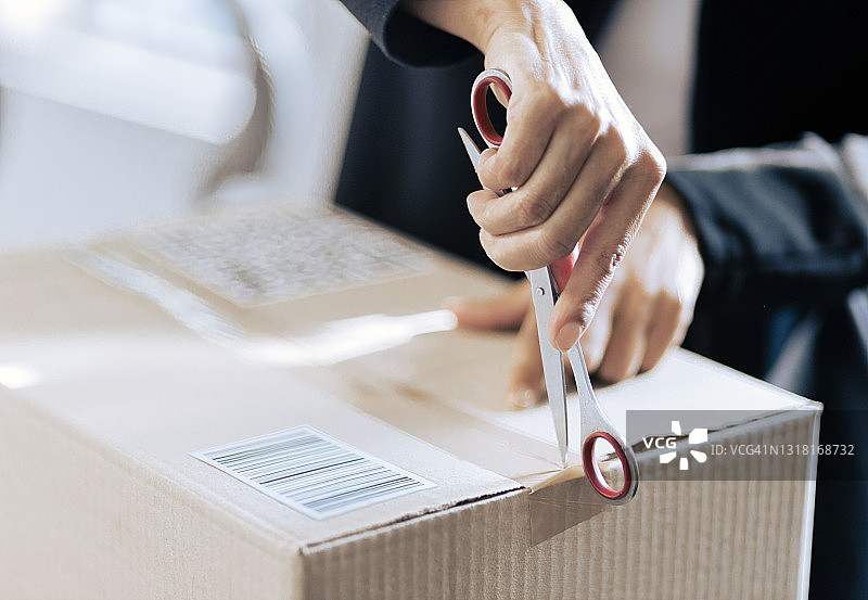 打开快递包裹的女人特写图片素材