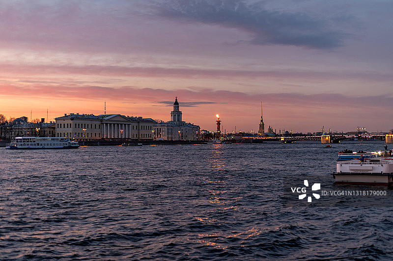 圣彼得堡历史中心：落日下的灯塔柱图片素材