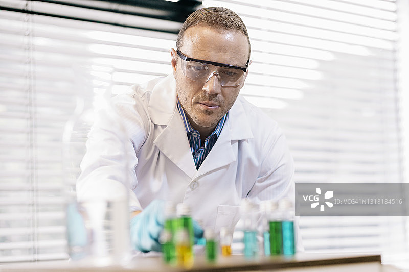 在化学实验室工作的科学家图片素材