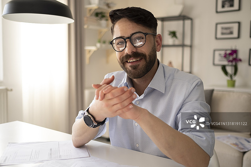 居家办公桌前的微笑创业者或商人图片素材