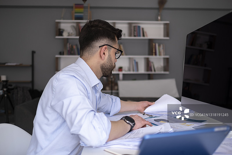 晚上在家工作的年轻男人图片素材