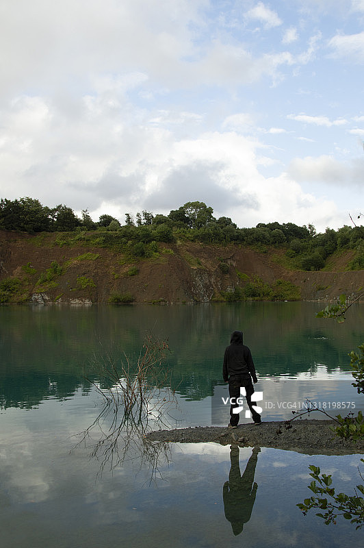 乡村湖边带兜帽的幽灵身影图片素材
