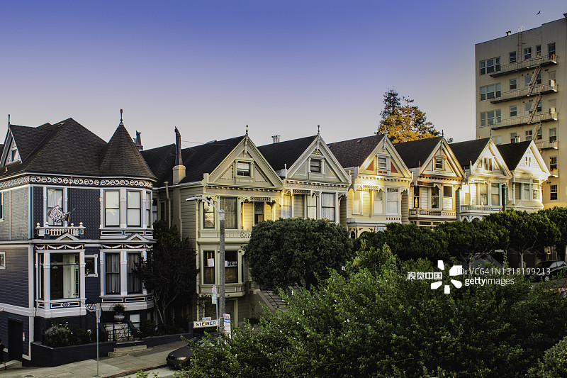 旧金山阿拉莫广场附近的维多利亚风格房屋图片素材