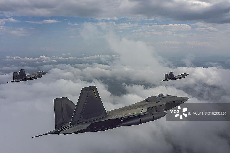 喷气式战斗机飞过云层。图片素材