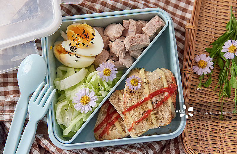 色彩鲜艳的健康午餐盒高角度视图图片素材