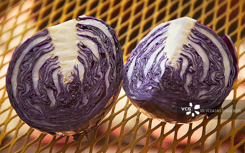 黄色金属桌上的红色卷心菜切半特写图片素材