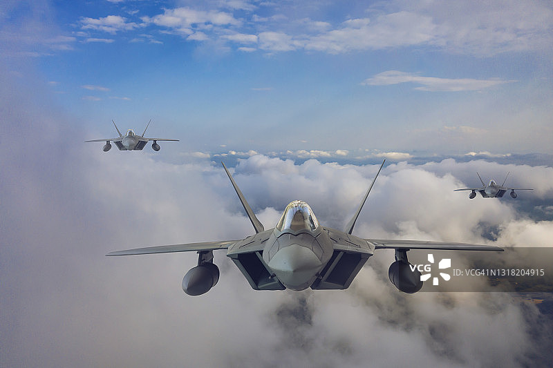 喷气式战斗机飞过云层。图片素材