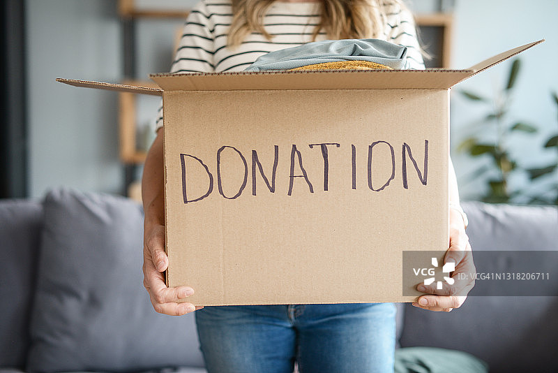 女人往箱子里捐款图片素材