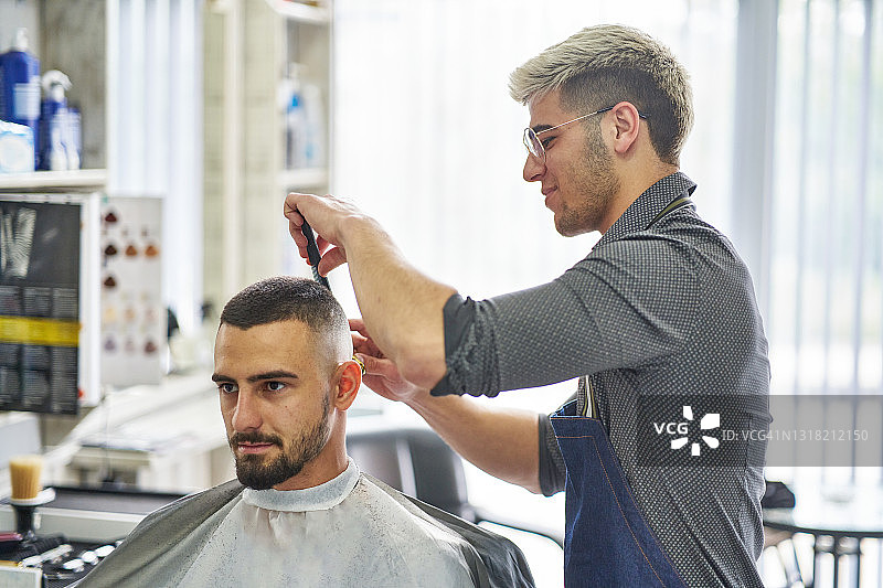 在理发店理发的男人图片素材
