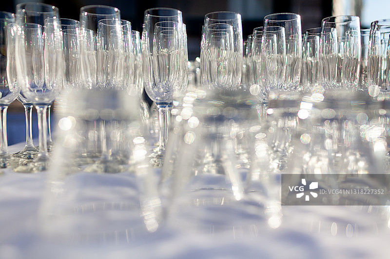 一束空香槟酒杯图片素材