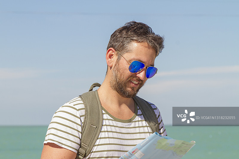 在佛罗里达群岛旅行并看地图的年轻男人图片素材