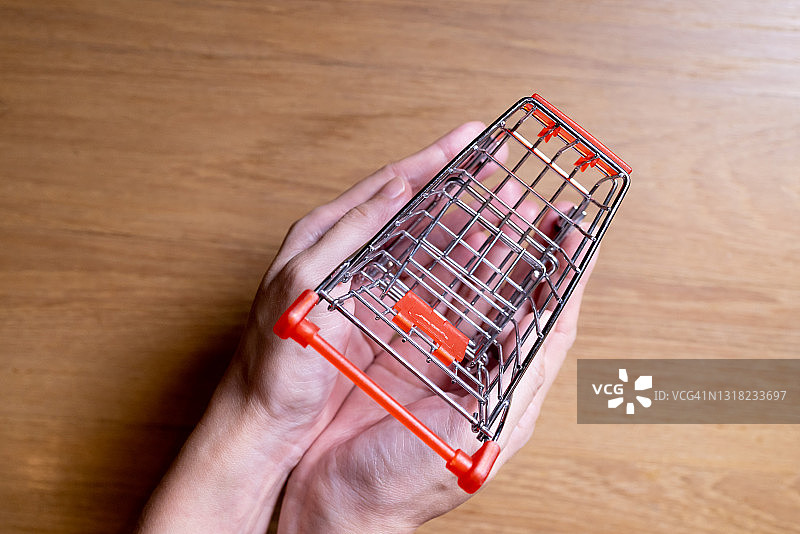 手中的小购物车图片素材