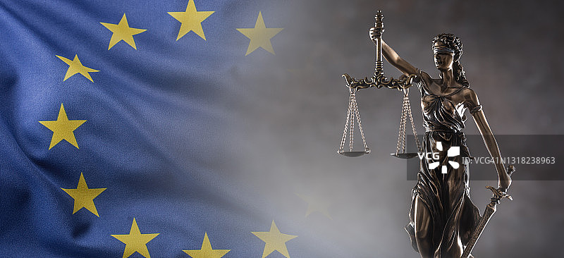 象征法律和法律体系的正义女神雕像，背景是欧盟旗帜图片素材