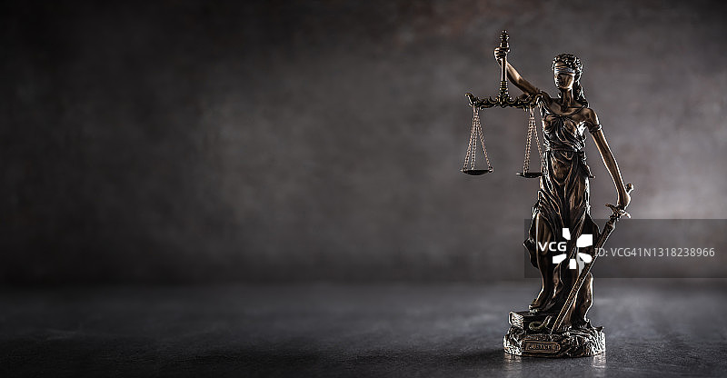 黑暗背景下金属雕像上的正义女神图片素材