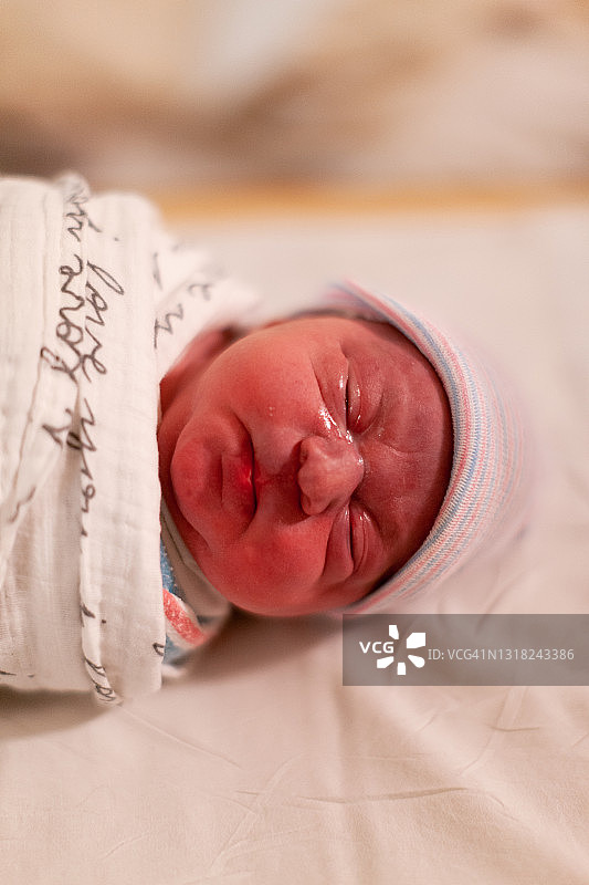 包裹在襁褓中的新生女婴图片素材