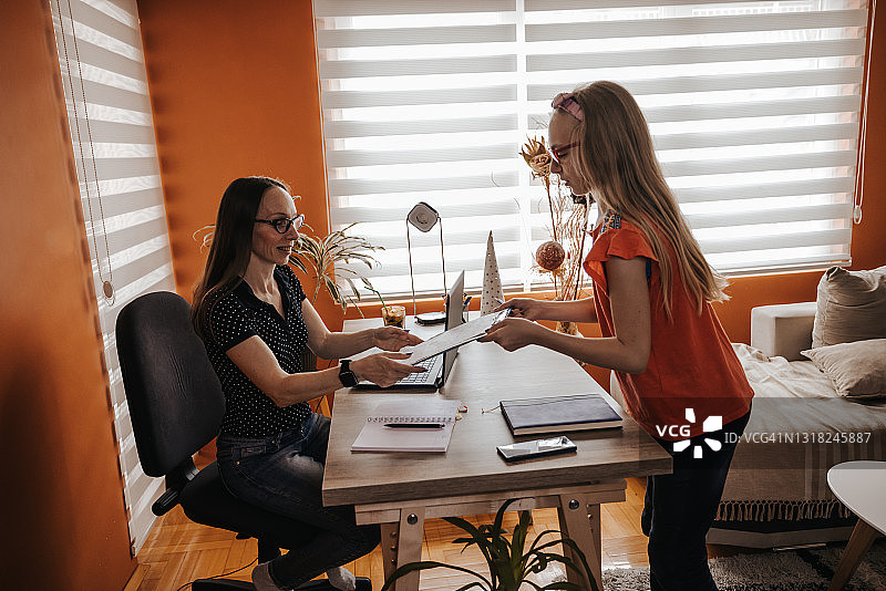 母亲的私人秘书图片素材