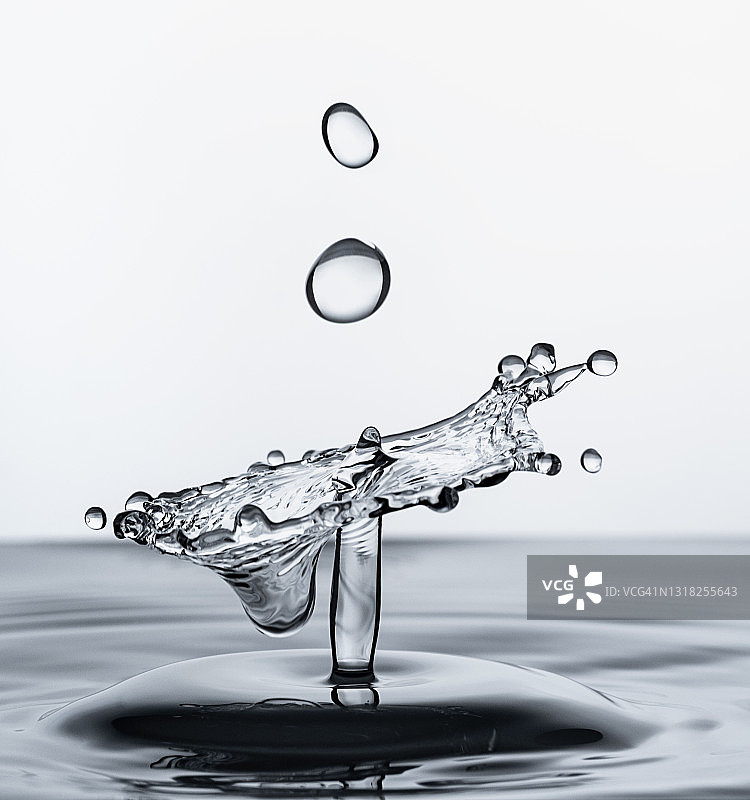 蓝色水滴（水蘑菇）在白色背景上的碰撞图片素材