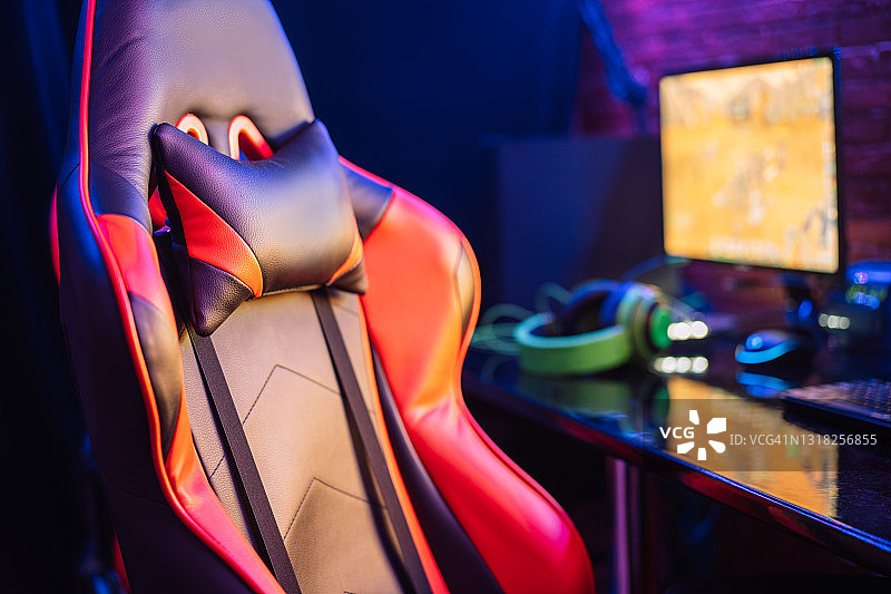 显示器前的游戏椅、键盘、耳机和鼠标图片素材