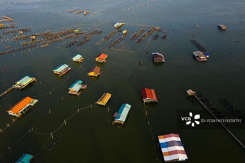 泰国宋卡湖上的房屋图片素材
