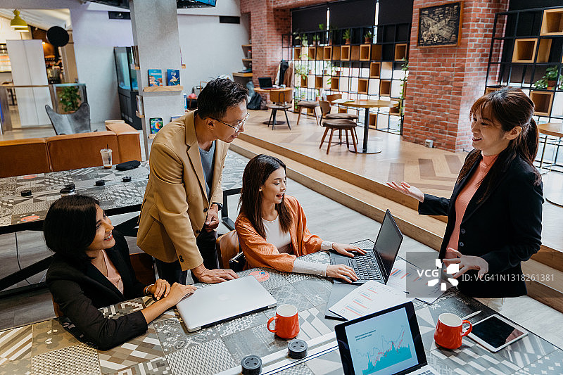 在联合办公空间会面并讨论业务战略的亚洲商务人士图片素材