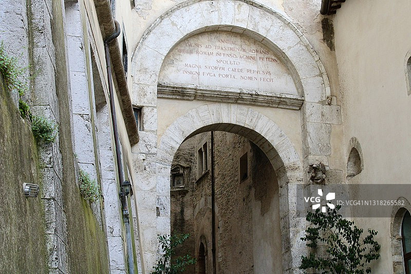 意大利斯波莱托古老街道的拱门图片素材